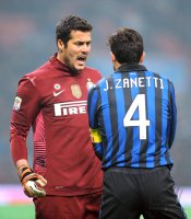 FUSSBALL SERIE A:  Torwart Julio Cesar, Javier Zanetti (v. li., Inter Mailand)