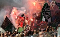 Fussball 1. Bundesliga, Saison 2011/2012: Fans von Hannover 96 mit Bengalos auf der Tribuene