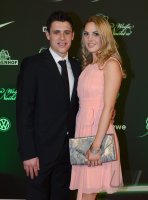 Fussball, 1. Bundesliga Saison 2012/2013: Zlatko Junuzovic posiert mit Freundin Katharina