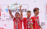 Fussball, 1. Bundesliga  Saison 16/17: Jubel FC Bayern Muenchen mit Schale