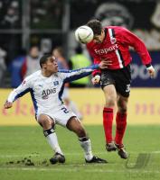 Fussball 1. Bundesliga: Frankfurt - Hamburg, Zweikampf