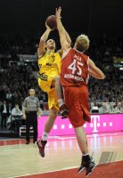 Basketball 1. Bundesliga 2011/2012:  Marko Simonovic (li, Alba Berlin) gegen Jan HENDRIK JAGLA (FC Bayern Muenchen)