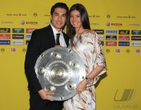 Fussball Deutscher Meister 2010/2011:  Borussia Dortmund; Nuri Sahin  mit  Meisterschale