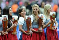 Fussball 1. Bundesliga : Paulaner BIERDAMEN, WEISSBIER MAEDELS