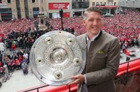 Fussball 1. Bundesliga  Meisterfeier FC Bayern Muenchen 14/15: Bastian Schweinsteiger mit Schale