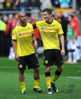 Fussball 1. Bundesliga : Dede verschiesst den Elfmeter und wird von Robert Lewandowski (v. li., Borussia Dortmund) getroestet