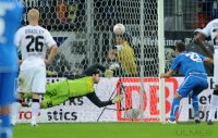 Fussball 1. Bundesliga : ELFMETER TOR zum 3:1 von Sejad Salihovic (re, TSG 1899 Hoffenheim) gegen Logan Bailly (li, Borussia Moenchengladbach)