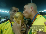 FUSSBALL Weltmeisterschaft  JUBEL;  Ronaldo  und Rivaldo kssen den WM-Pokal