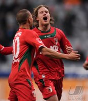 2. Fussball Bundesliga: (v. re.) Augsburg JUBEL nach dem TOR zum 0:2 von Marcel de Jong, Marcel Ndjeng