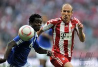 Fussball 1. Bundesliga :  Anthony Annan (li, FC Schalke 04) gegen Arjen Robben (re, FC Bayern Muenchen)