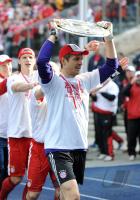 Fussball 1. Bundesliga : Jubel mit Meisterschale Torwart Hans Joerg Butt, Daniel van Buyten (v.re. FCB)