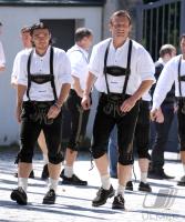 1. Fussball Bundesliga : FC Bayern in Lederhosen bei Paulaner