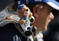 2. Fussball Bundesliga:  1860 Muenchen Fan mit dem Loewen Maskottchen