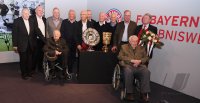 Fussball 1. Bundesliga Saison 18/19: Gruppenbild der Doubelsieger 1969 des FC Bayern Muenchen