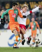 Fussball 1. Bundesliga: Koeln - Bremen, Zweikampf