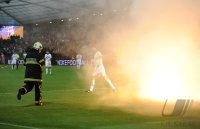 Fussball International EM Qualifikation:  Fans werfen eine brennende Rauchbombe auf das Spielfeld