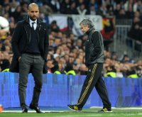 FUSSBALL International  COPA DEL REY  11/12:  Trainer Jose Mourinho (re, Real Madrid) mit Trainer Pep Guardiola (Barca)