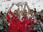 Fussball 1. Bundesliga  FC Bayern Muenchen bekommt die Meisterschale