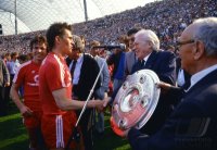 Fussball Augenthaler, Neudecker mit Meisterschale.