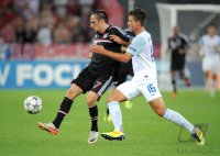 Fussball CHL  Saison 2011/2012:  Franck Ribery (li, FC Bayern Muenchen) gegen Philippe Koch (re, FC Zuerich)