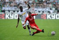 1. FUSSBALL BUNDESLIGA: Mohamadou Mo Idrissou (li, Gladbach) gegen Jamie Carragher (re, Liverpool)
