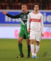 Fussball 1. Bundesliga  Saison 2010/2011: Mikael Silvestre (li, SV Werder Bremen)   mit Christian Traesch (re, VfB Stuttgart)
