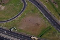 FUSSBALL WM 2010  LUFTBILD  Kinder spielen Fussball  im  Township