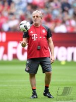 Fussball 1. Bundesliga 16/17: Fitnesstrainer Giovanni Mauri  (FC Bayern Muenchen)