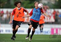 Fussball 1. Bundesliga:  Deniz Mujic  gegen Marcel Holzmann (v. li., FC Bayern II)