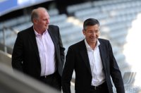 Fussball 1. Bundesliga : Vorstandsvorsitzender adidas AG Herbert Hainer, FCB Praesident Uli Hoeness (v.li.)