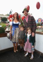 FUSSBALL 1. BUNDESLIGA 14/15: FC Bayern Muenchen besucht das Oktoberfest