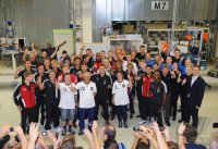 Fussball/Nationalspieler im Mercedes-Benz Motorenwerk