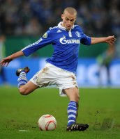 Fussball: DFB Pokal  Saison 2010/2011, Viertelfinale: Schalke, KLUGE am Ball