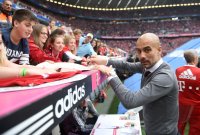 Fussball, 1. Bundesliga  Saison 13/14: Jubel FC Bayern Muenchen mit Schale