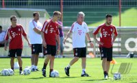 Fussball 1. Bundesliga: Rafinha, Nils Petersen , Trainer Jupp Heynckes , Diego Contento (v. li., FC Bayern Muenchen)