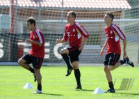 Fussball 1. Bundesliga: Rafinha , Torwart Rouven Sattelmeier, Nils Petersen (v. li., FC Bayern Muenchen)