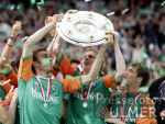 Fussball 1. Bundesliga: Bremen - Leverkusen,ISMAEL, BOROWSKI und WEHLAGE mit der Meisterschale