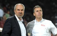 Fussball 1. Bundesliga, Saison 2011/2012:  Geschaeftsfuehrer Wolfgang Holzhaeuser (li, Bayer 04 Leverkusen) mit Manager Andreas Rettig (Augsburg)