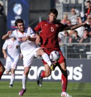 Fussball U21-Europameisterschaft 2011:  Juan Mata (li, Spanien) gegen Ondrej Celustka (re, Tschechische Republik)