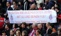 Fussball 1. Bundesliga : FC Bayern Muenchen FANS mit einem BANNER , IN GUTEN WIE IN SCHLECHTEN ZEITEN ... MIT Praesident Uli Hoeness (FC Bayern Muenchen) UND SEINEM FCB