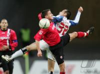 Fussball 1. Bundesliga: Frankfurt - Hamburg, Zweikampf
