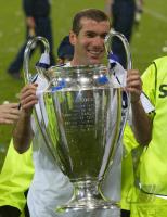 FUSSBALL  CHL  Zinedine Zidane  mit CHL Pokal