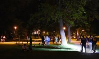 Tuebinger Nachtleben, Menschenansammlung im Bota (Alte Botanischen Garten) in der Nacht auf Sonntag