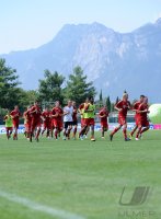Fussball 1. Bundesliga Saison   2011/2012 :  Das Team vom FC Bayern Muenchen laeuft unter den Bergen