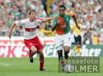 Fussball 1. Bundesliga: Bremen - Stuttgart, Zweikampf