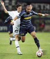 Fussball CL: Mailand - Artmedia, Zweikampf