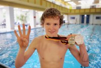 Schwimmen:  Leon Fischer