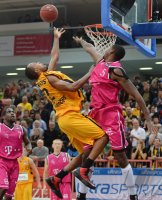 Basketball 1. Bundesliga 13/14:  Walter Tigers Tuebingen - Telekom Baskets Bonn