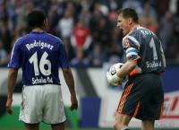 Fussball 1. Bundesliga: FC Schalke 04 - 1.FC Koeln, Einzelaktion am Ball.