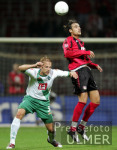 Fussball DFB-Pokal: Bremen - Leverkusen, Zweikampf